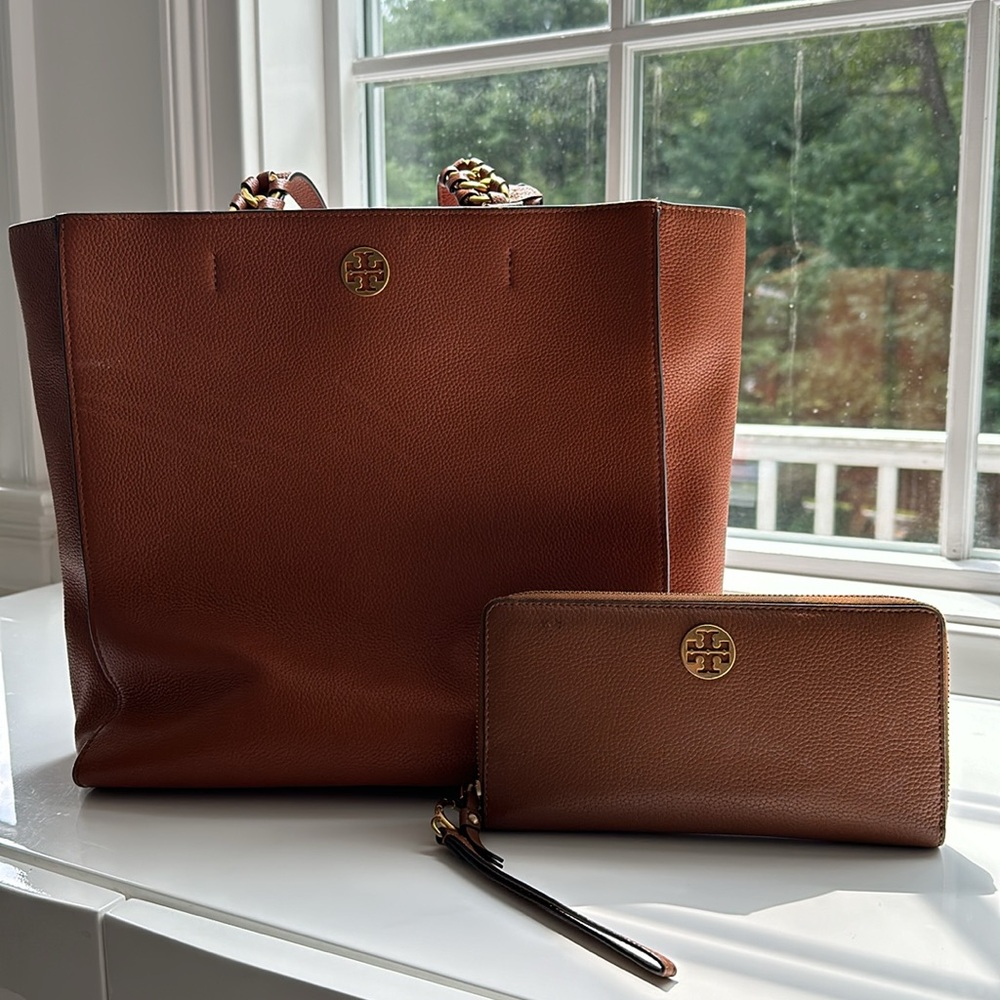 TORY BURCH Leather Wallet & Tote Bag. - Picture 2 of 16